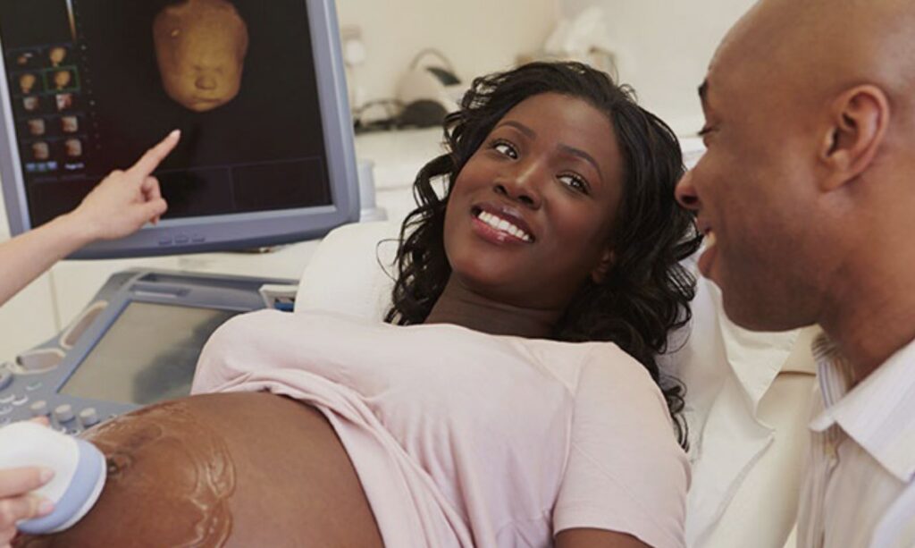 Family getting 3d baby ultrasound